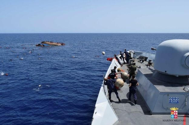Hàng trăm phao cứu sinh được ném xuống để cứu người di cư khỏi bị chết đuối. (Ảnh: EPA)