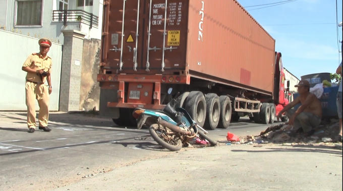 Lực lượng chức năng khám nghiệm hiện trường, xử lý vụ việc