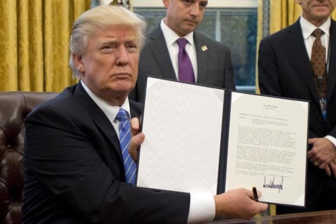 Tổng thống Mỹ Donald Trump đã ký sắc lệnh cho phép nối lại hoạt động xem xét tiếp nhận người tị nạn.