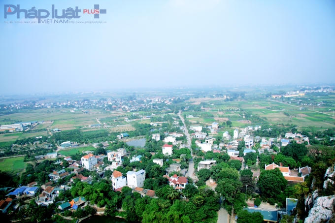 Một góc nhìn trên cao xuống ở núi Trầm. Ảnh: Trần Tiến