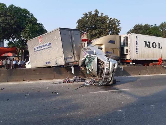 Cú tông mạnh làm chiếc xe bán tải bị dồn lên dải phân cách, hai người trên xe văng xuống đường, phương tiện hư hỏng nặng.