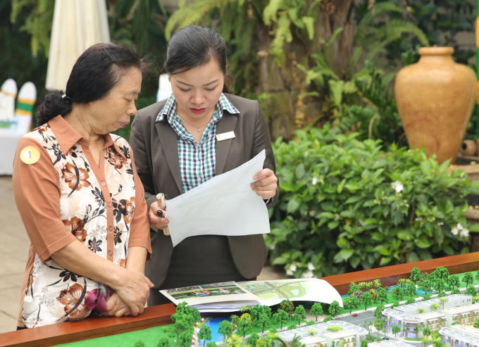 Nhân viên kinh doanh tư vấn chọn căn cho khách hàng