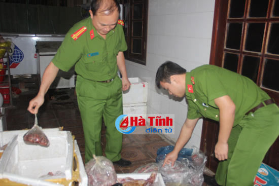 Cơ sở do bà Dương Thị Lâm làm chủ đang cất giữ trong tủ lạnh 203 kg thịt chim én. (Ảnh: báo Hà Tĩnh)