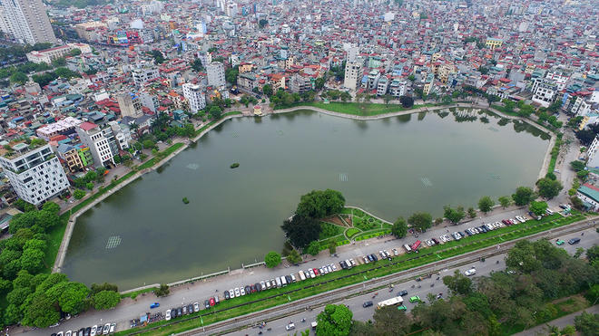 Hồ Ba Mẫu (quận Đống Đa) rộng 4,3 ha thuộc hệ thống ao hồ tự nhiên, liên thông với hồ Bảy Mẫu, tạo cảnh quan và điều hòa nước trong khu vực. Năm 2010, Ba Mẫu nằm trong nhóm hồ bị ô nhiễm nặng của thành phố do tiếp nhận nước thải qua 10 cống lớn và các hàng quán quanh hồ. Đến năm 2015, nhờ cải tạo mà mức độ ô nhiễm giảm dần nhưng nước hồ vẫn bị ô nhiễm hữu cơ và có sự phát triển của tảo. Sinh vật trong hồ gồm dương xỉ, bèo tây, cá trê đen.