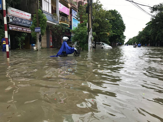 Nhiều điểm bị ngập sâu trong biển nước. Để đảm bảo an toàn Sở GD&amp;ĐT Nghệ An đã thông báo cho học sinh toàn TP nghỉ học.