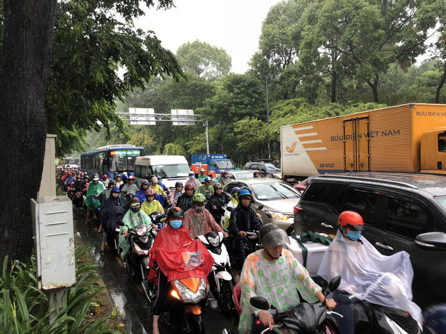 TP HCM: Cửa ng&otilde; s&acirc;n bay T&acirc;n Sơn Nhất rối loạn do ngập nước kết hợp với kẹt xe