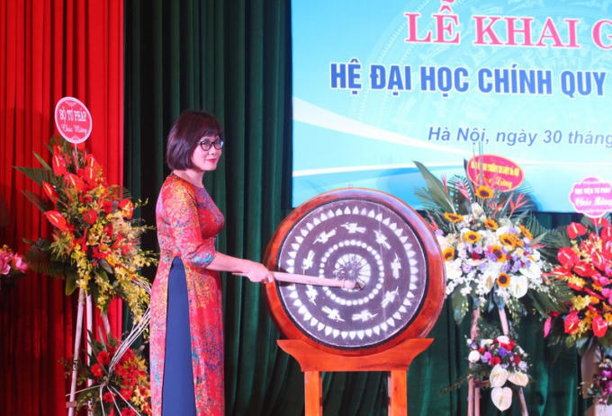 Thứ trưởng Đặng Hoàng Oanh đánh trống khai giảng năm học mới tại Trường Đại học Luật Hà Nội