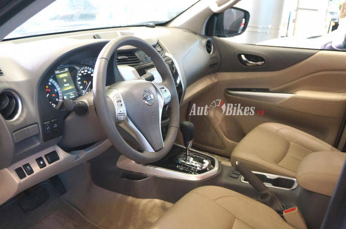 Nội thất trên Nissan Navara Premium R.