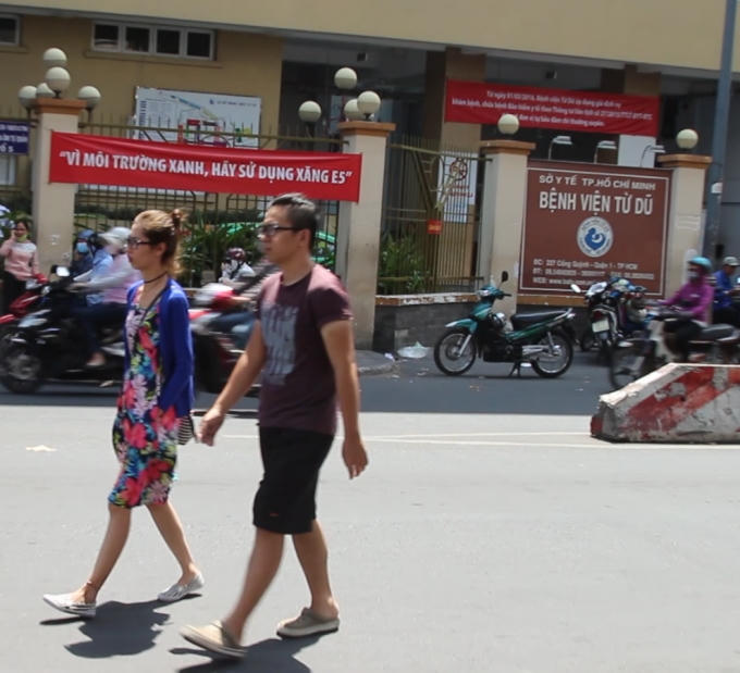 Người dân "liều mạng" đi dưới lòng đường, bỏ mặc cây cầu vượt hiện đại.