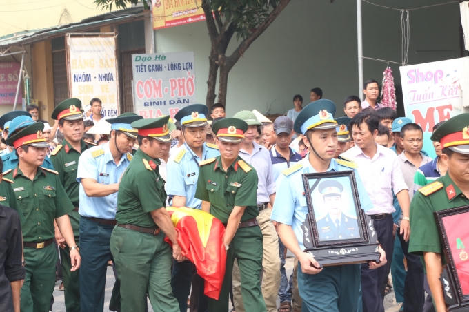 10h sáng ngày 22/10, người thân và đồng đội đã đưa tro cốt Trung uý Đặng Đình Duy, về quê nhà tại xã Thanh Nguyên, huyện Thanh Liêm, tỉnh Hà Nam để an táng.