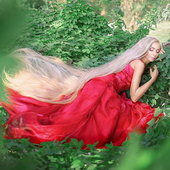 ‘Nàng Rapunzel đời thực’ được đàn ông săn đón vì mái tóc dài gần 2m - ảnh 1