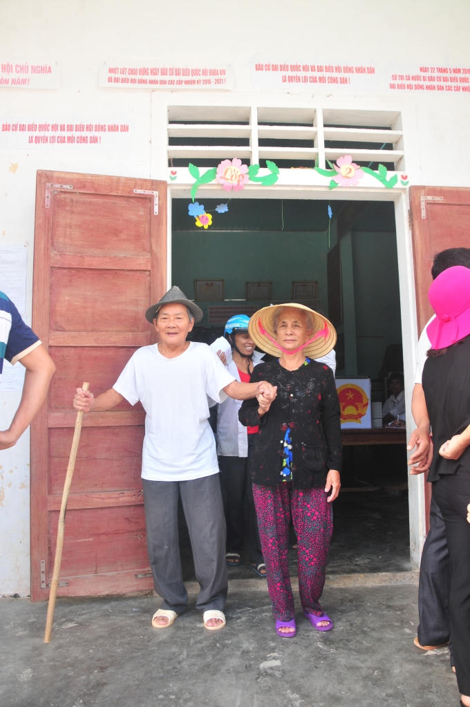 Mặc dù chống gậy đi bỏ phiếu nhưng nụ cười vẫn tươi trên khuôn mặt các cụ.