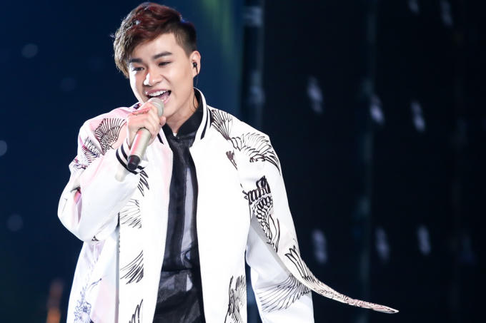 Tùng Anh thể hiện ca khúc Dệt tầm gai trong Giọng hát Việt 2017 tập 13.