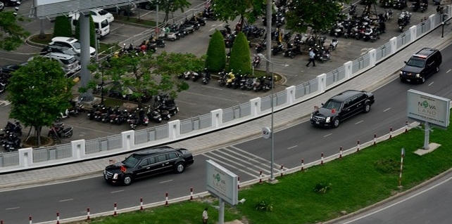 16h15, đoàn xe đưa Tổng thống Obama rời khỏi sân bay Tân Sơn Nhất về trung tâm TP HCM.