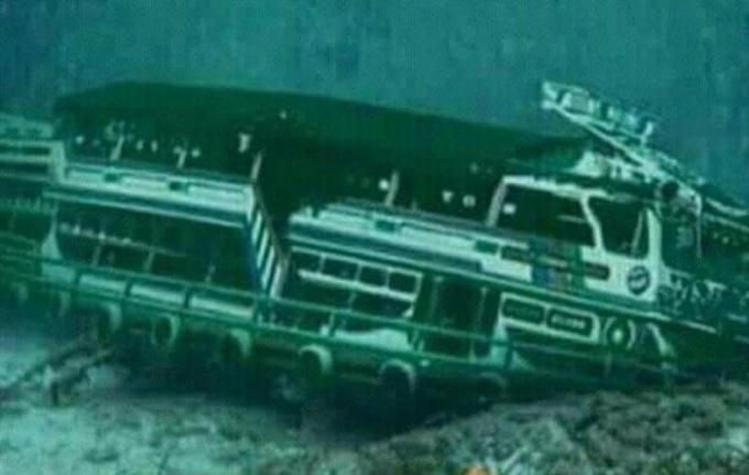 Ngày 18/6, một tàu du lịch có tên Sinar Bangun đã bị chìm trên trên hồ Toba, Sumatra khi đang chở 188 hành khách, cao gấp 3 lần sức chứa của phà. Kết thúc đợt tìm kiếm, đội cứu hộ chỉ có thể tìm thấy 21 trường hợp còn sống sót và 3 thi thể. Hơn 160 người còn lại mất tích và được cho là đã thiệt mạng. Trong ảnh: Hình ảnh tàu chìm dưới đáy hồ (Ảnh: Basarnas)