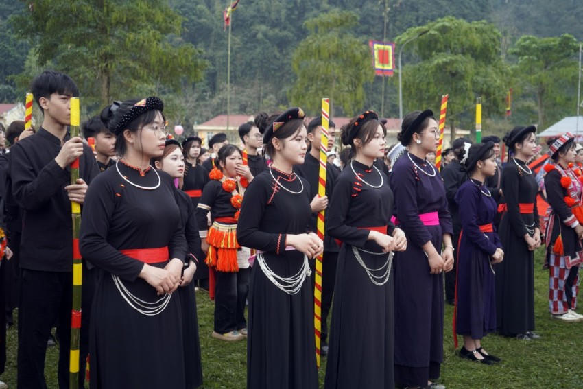 Những sơn nữ có mặt biểu diễn tại lễ hội là các em học sinh, giáo viên trên địa bàn.