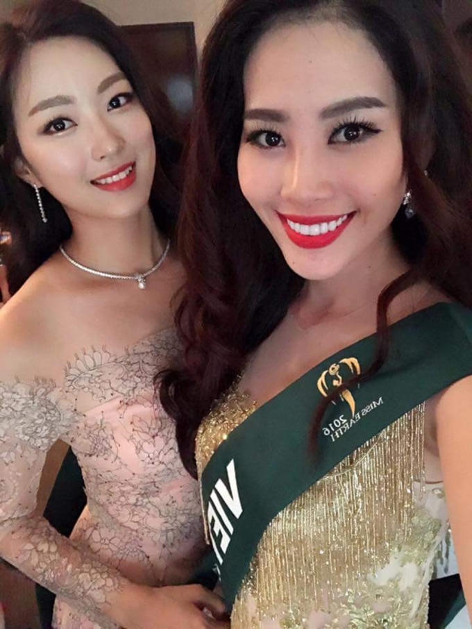 Tuy nhiên, đây là bộ thiết kế khác cùng ý tưởng với bộ sưu tập của một nhà thiết kế từng được Hoa hậu Phạm Hương diện trước đây.