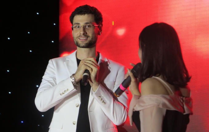 Sự xuất hiện của những người nước ngoài trong chương trình cũng tạo nên "màu sắc" riêng cho lễ hội.