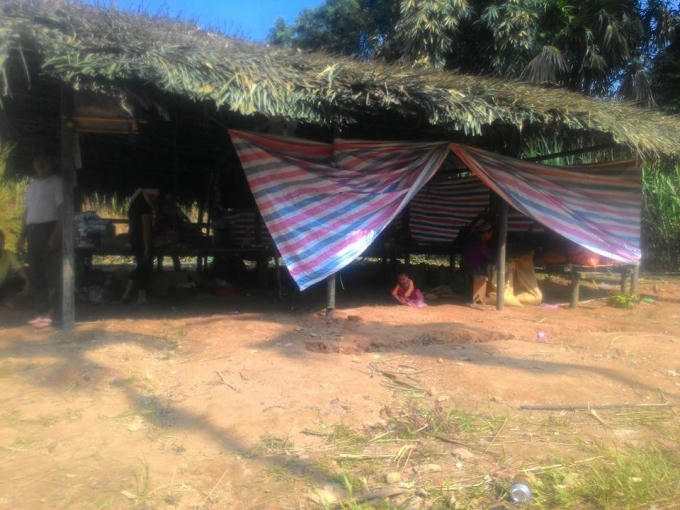 Hiện tại gia đình anh Dũng và chị Khuyến đang ở trong lán tạm do hàng xóm và chính quyền dựng giúp.