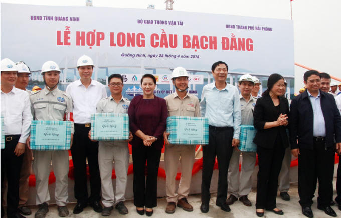 Các đại biểu tặng quà cho cán bộ, công nhân thi công cầu.