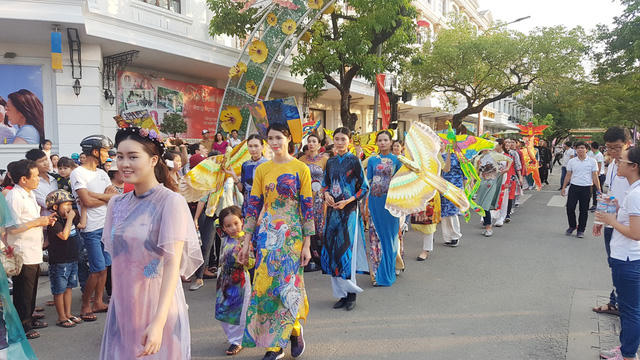 Đoàn các người mẫu.