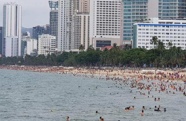 B&atilde;i biển Nha Trang ken k&iacute;n người trước ng&agrave;y lễ lớn 30/4