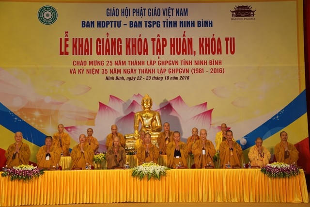 Chư tôn đức niệm Phật cầu gia hộ.