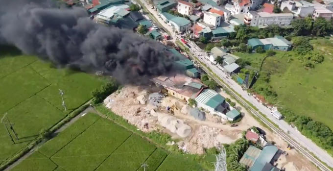 Hàng trăm m2 nhà xưởng bị thiêu cháy.