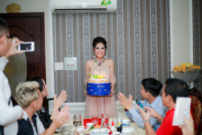 Hoa hậu Dy Khả H&acirc;n đ&oacute;n tuổi mới b&ecirc;n buổi tiệc sinh nhật b&iacute; mật c&ugrave;ng bạn b&egrave; th&acirc;n thiết