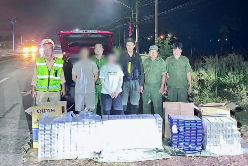 Trạm Cảnh sát giao thông Đồng Phú (Đồng Nai) bắt giữ vụ vận chuyển 298 cây thuốc lá lậu.