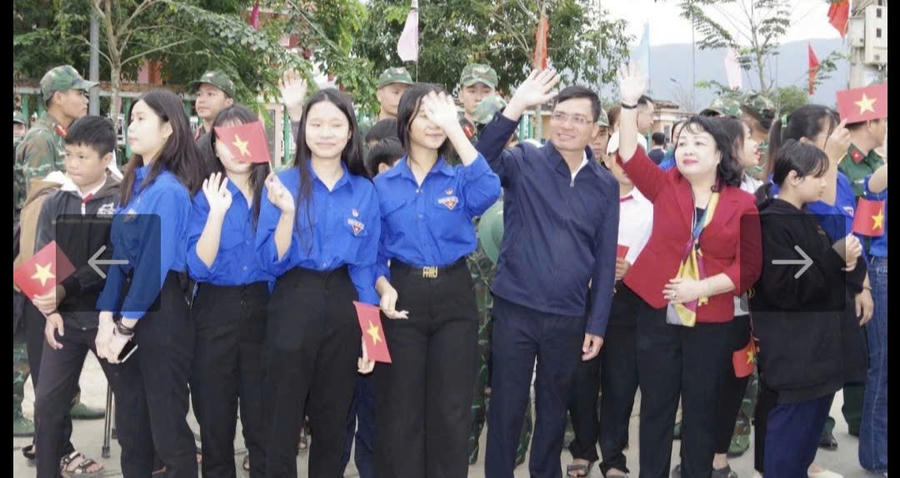 Học sinh chào tạm biệt các chiến sỹ bộ đội tham gia "Chiến dịch Quang Trung". Ảnh: C.L