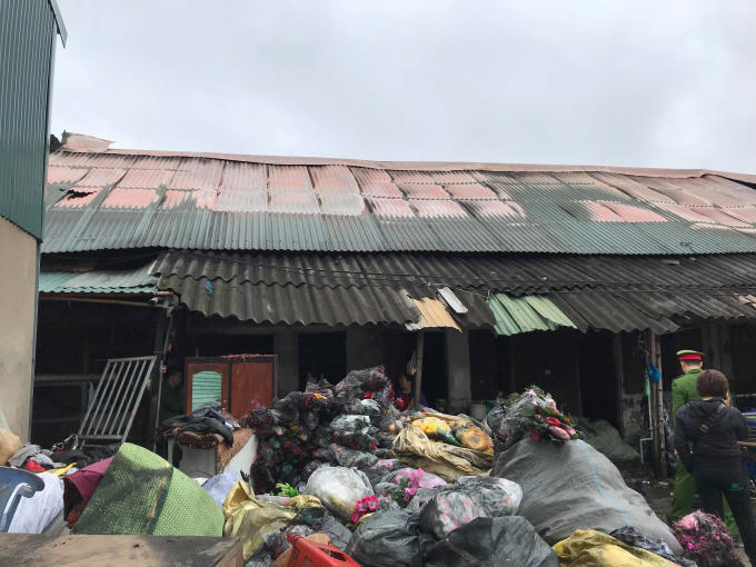 Hình ảnh hàng hóa bị thiêu rụi trong vụ cháy kinh hoàng gần chợ Vinh