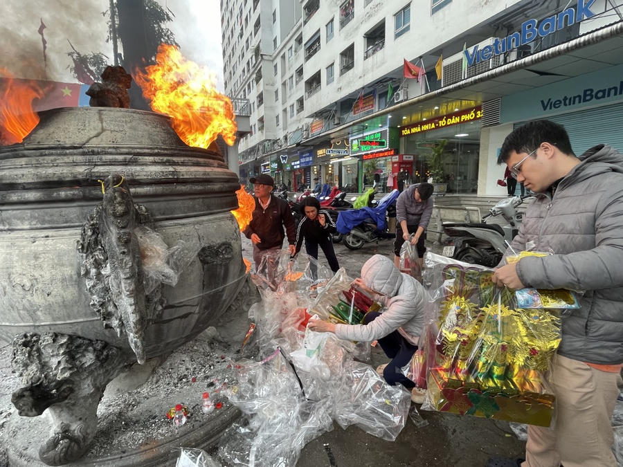 Dưới chân các lò hoá vàng là túi ni lông vứt bừa bãi, dễ gây cháy nổ
