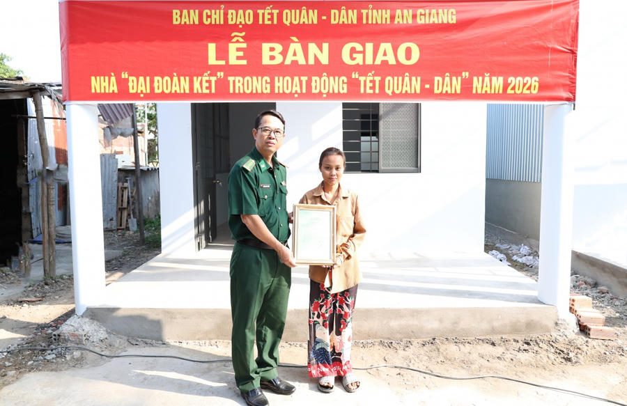 Đại tá Doãn Đình Tránh, Phó Chính ủy Ban Chỉ huy Bộ đội Biên phòng tỉnh trao quyết định tặng Nhà đại đoàn kết cho chị Dương Thị Yến
