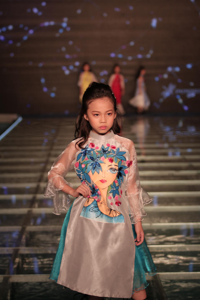 Sự chuyên nghiệp được các mẫu nhí thể hiện qua từng nét mặt đầy cảm xúc của các bé.