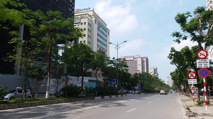 Thời tiết Hà Nội hôm nay khá đẹp, trời nắng nhẹ thuận lợi cho những gia đình vui chơi trong kỳ nghỉ lễ. Tuy nhiên trái ngược với các khu vui chơi thì phố phường Hà Nội lại mang một vẻ yên bình.