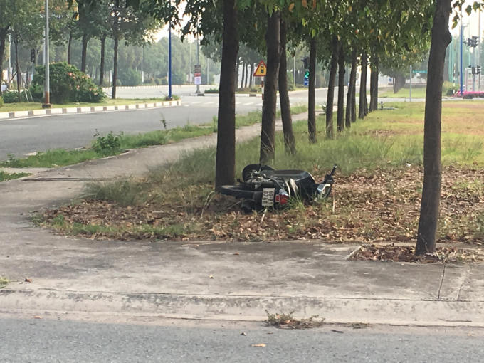 Sau cú tông cực mạnh vào trụ đèn, xe máy của nạn nhân văng xa hơn 20m
