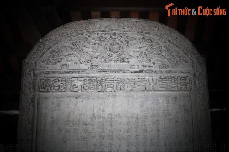 Trang trí trên bia rất đa dạng, phản ánh sự phát triển hình tượng nghệ thuật theo thời gian, nhờ đó mà hiểu được lịch sử phát triển mỹ thuật của Việt Nam từ thế kỷ 15 đến thế kỷ 18. Đây là những bằng chứng sống động của trí tuệ và bàn tay khéo léo của những nghệ nhân Việt Nam.