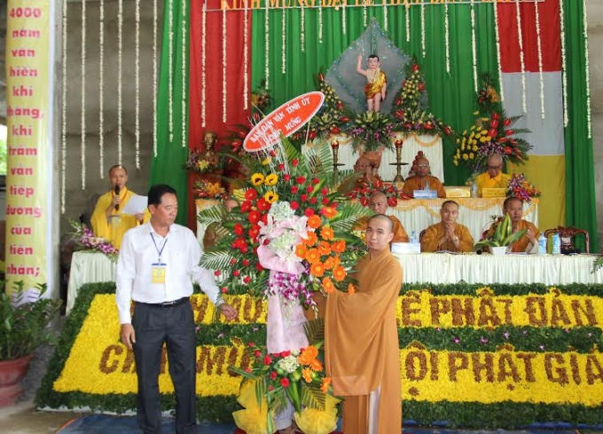 Các đơn vị tặng hoa chúc mừng.