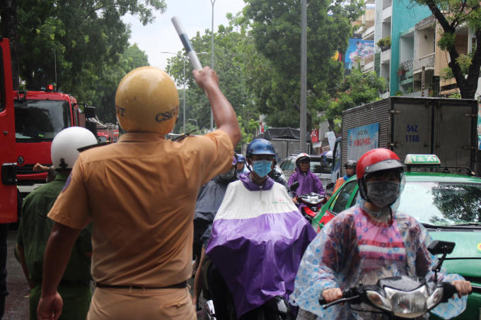 CSGT phân luồng trên đường Ba Tháng Hai.