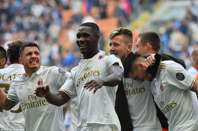 AC Milan ăn mừng bàn gỡ hòa 2-2 ở phút bù giờ thứ 7.