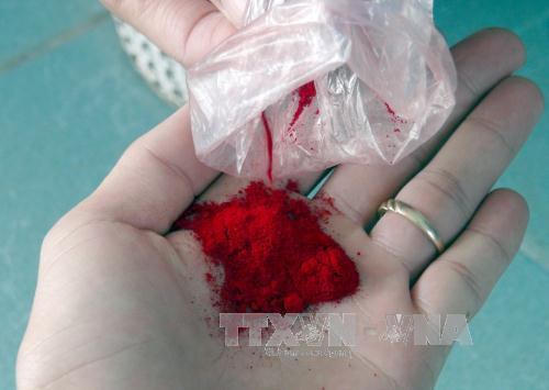 Hóa chất được chia sẵn và đựng trong túi nilon không có nhãn mác, nguồn gốc xuất xứ. Ảnh: Xuân Triệu-TTXVN