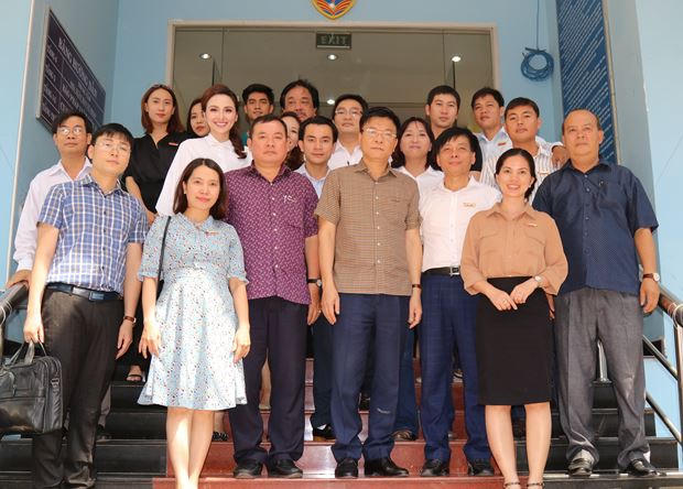 Bộ trưởng L&ecirc; Th&agrave;nh Long thăm Cơ quan đại diện B&aacute;o Ph&aacute;p luật Việt Nam tại TP HCM