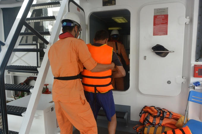 Các thuyền viên gần như kiệt sức và hoảng loạn tinh thần khi được tìm thấy.