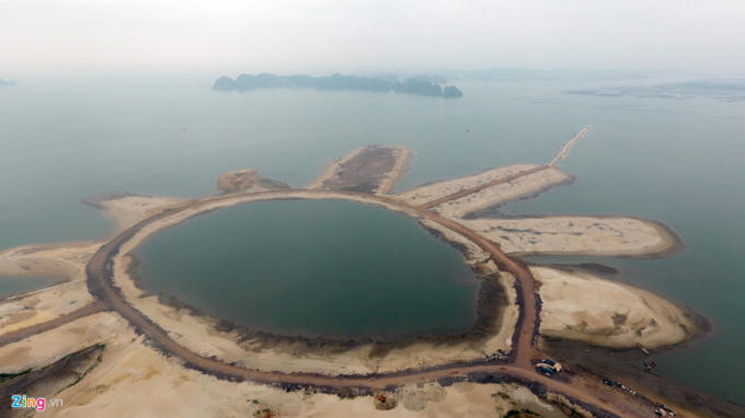 Tại khu vực đảo Tuần Châu, Hạ Long (Quảng Ninh), siêu dự án của ông Đào Hồng Tuyển đang được tiến hành với việc lấn biển xây dựng khu nghỉ dưỡng được ví là "Dubai của Việt Nam". Chủ dự án cho lấn biển bằng cách lấp đất tạo hình cánh hoa đang dần vươn ra xa. (Hình ảnh nhìn độ cao 450 m).