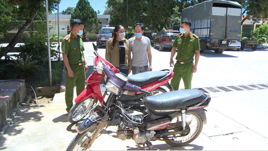 Cặp vợ chồng bị công an bắt giữ