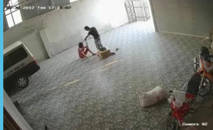Mặc dù bà Hường đã van lạy nhưng cũng không được tha (ảnh cắt từ clip).