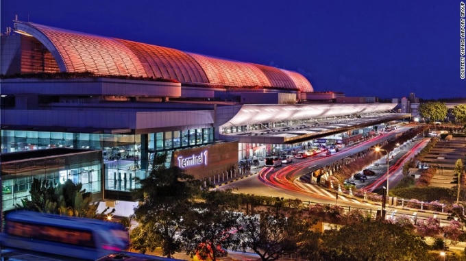 Sân bay Changi cũng là sân bay đứng thứ 16 thế giới về mật độ hành khách, có kiến trúc đẹp, được trang bị nhiều thiết bị hiện đại phục vụ nhu cầu của hành khách như: rạp chiếu phim, hồ bơi, vườn bướm... (Ảnh:CNN)