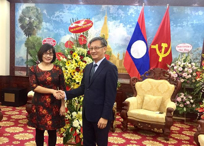 Vụ trưởng Đặng Hoàng Oanh nhiệt liệt chúc mừng Đại sứ và các cán bộ, nhân viên Đại sứ quán nhân ngày lễ lớn của nhân dân Lào anh em.
