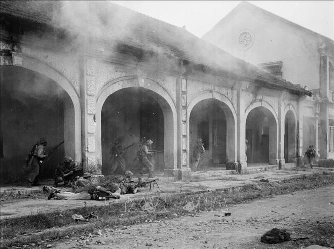 Quân và dân Thủ đô lập chốt chiến đấu tại khu vực chợ Đồng Xuân. Ảnh: Tư liệu TTXVN.